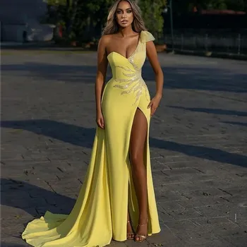 Елегантни жълти рокли за бала от еластичен сатен с подвижни горната пола, аппликацией на едно рамо, прерязано от двете страни, дълги вечерни рокли