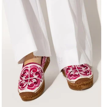 Червени сандали на равна подметка с графити под формата на цветове, дамски ежедневни синьо-бели espadrilles в етнически стил с тотемами, цветни обувки-мюли с кръгло бомбе и бродерия Червени сандали на равна подметка с графити под формата на цветове, дамски ежедневни синьо-бели espadrilles в етнически стил с тотемами, цветни обувки-мюли с кръгло бомбе и бродерия 2